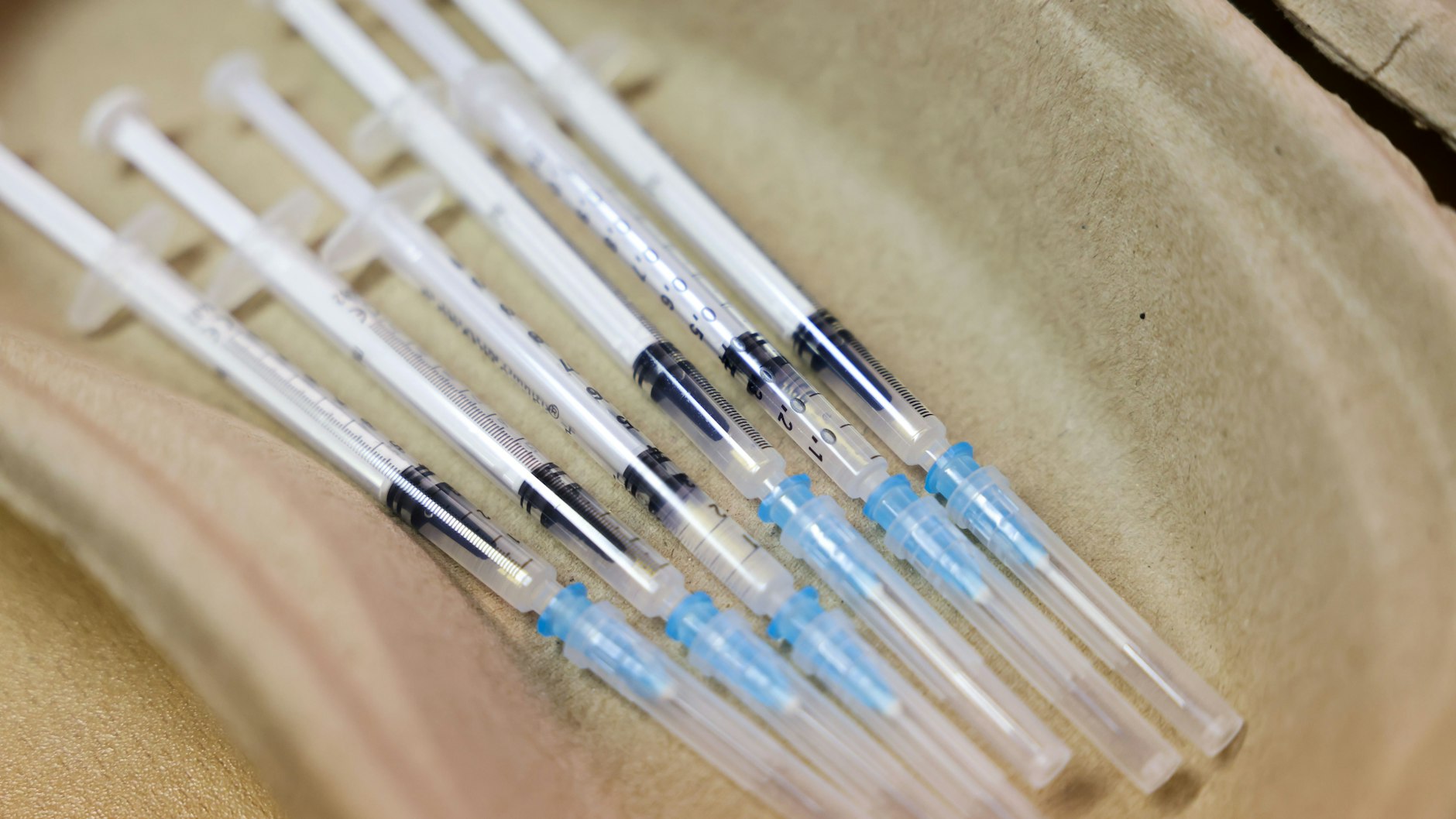 Spritzen mit dem Impfstoff Comirnaty (Biontech/Pfizer) gegen Covid-19 .