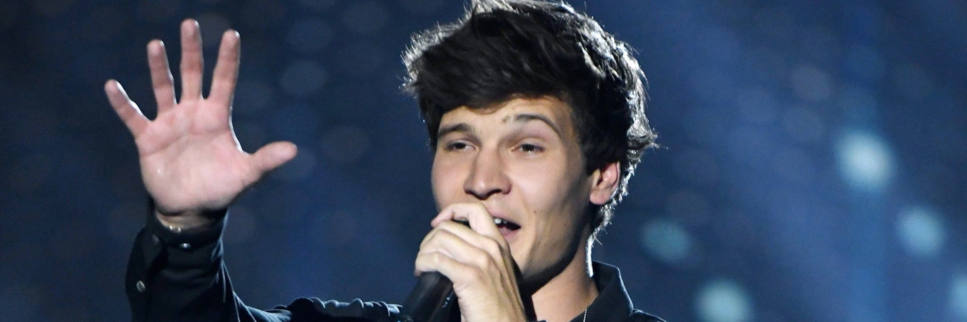 Der deutsche Popsänger Wincent Weiss steht während der Fernsehgala „Goldene Henne“ auf der Bühne.