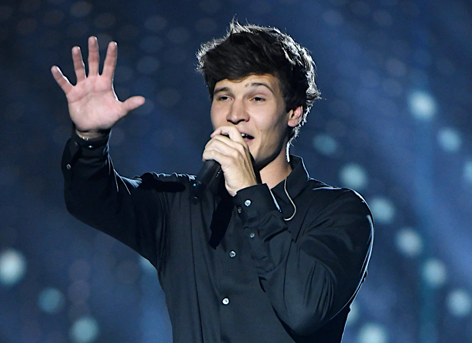 Der deutsche Popsänger Wincent Weiss steht während der Fernsehgala „Goldene Henne“ auf der Bühne.