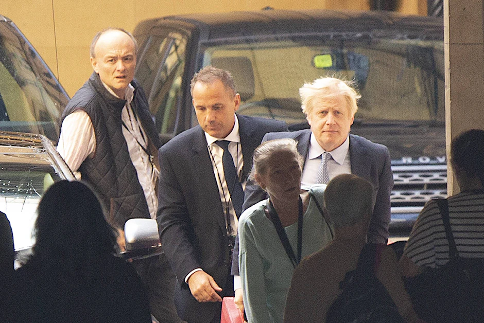 Eines der wenigen Fotos, das Premier Boris Johnson (r.) mit seinem Berater Dominic Cummings (l.) zeigt.
