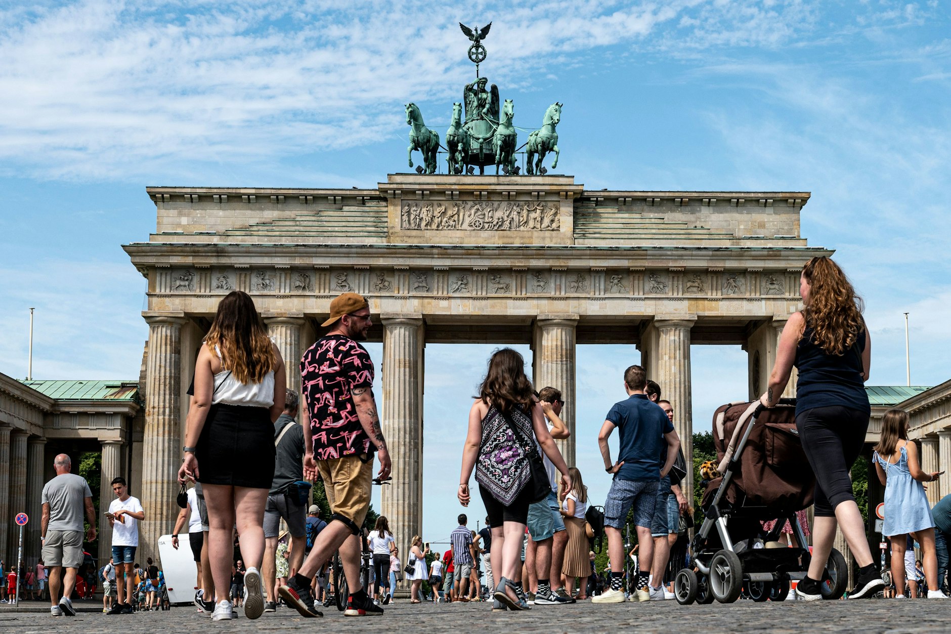 Gibt es bald wieder Gedränge am Brandenburger Tor? Touristen Ende Juli 2020 in Berlin.