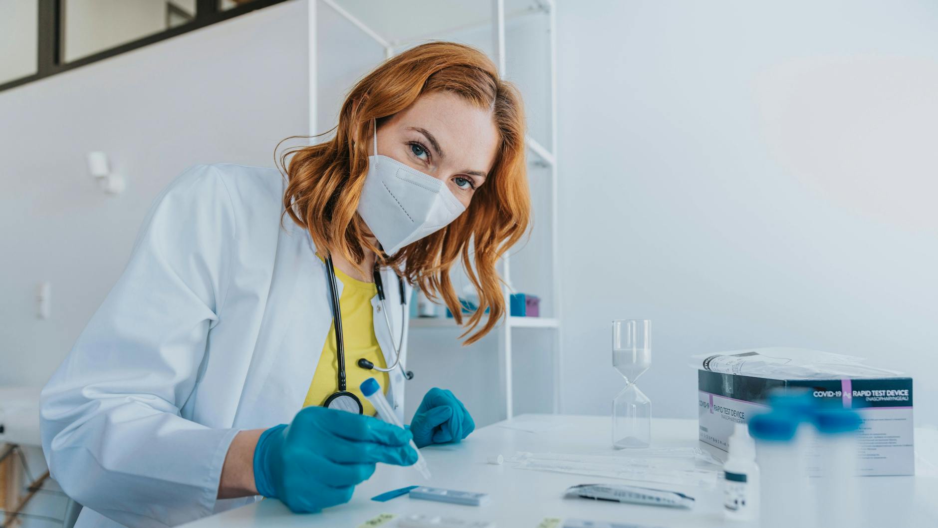 Um den Bedarf zu decken, sollten neben PCR- und Schnelltests in den eingerichteten Schnelltestzentren auch begleitete Selbsttests anerkannt werden.