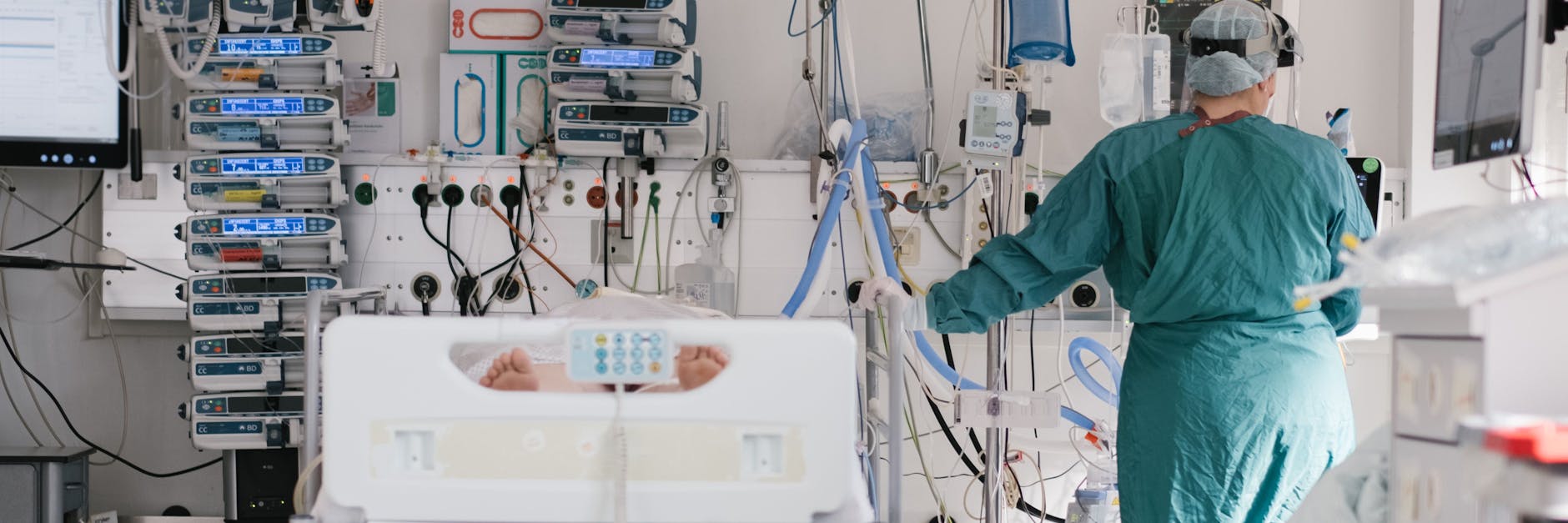 Eine Intensivpflegerin versorgt auf der Intensivstation einen an Covid-19 erkrankten Patienten. 