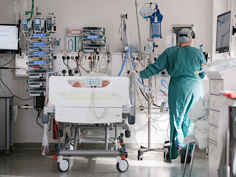 Eine Intensivpflegerin versorgt auf der Intensivstation einen an Covid-19 erkrankten Patienten.&nbsp;