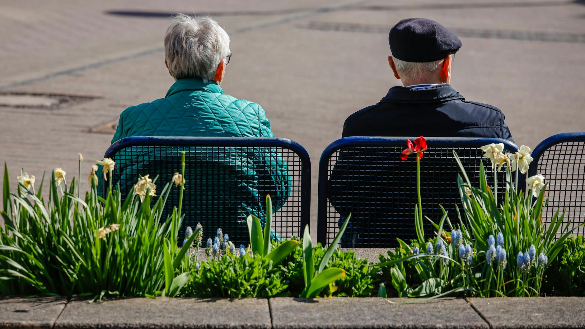 Wer sich für das Alter sicher aufstellen will, sollte bei der Riesterrente genau hinschauen.