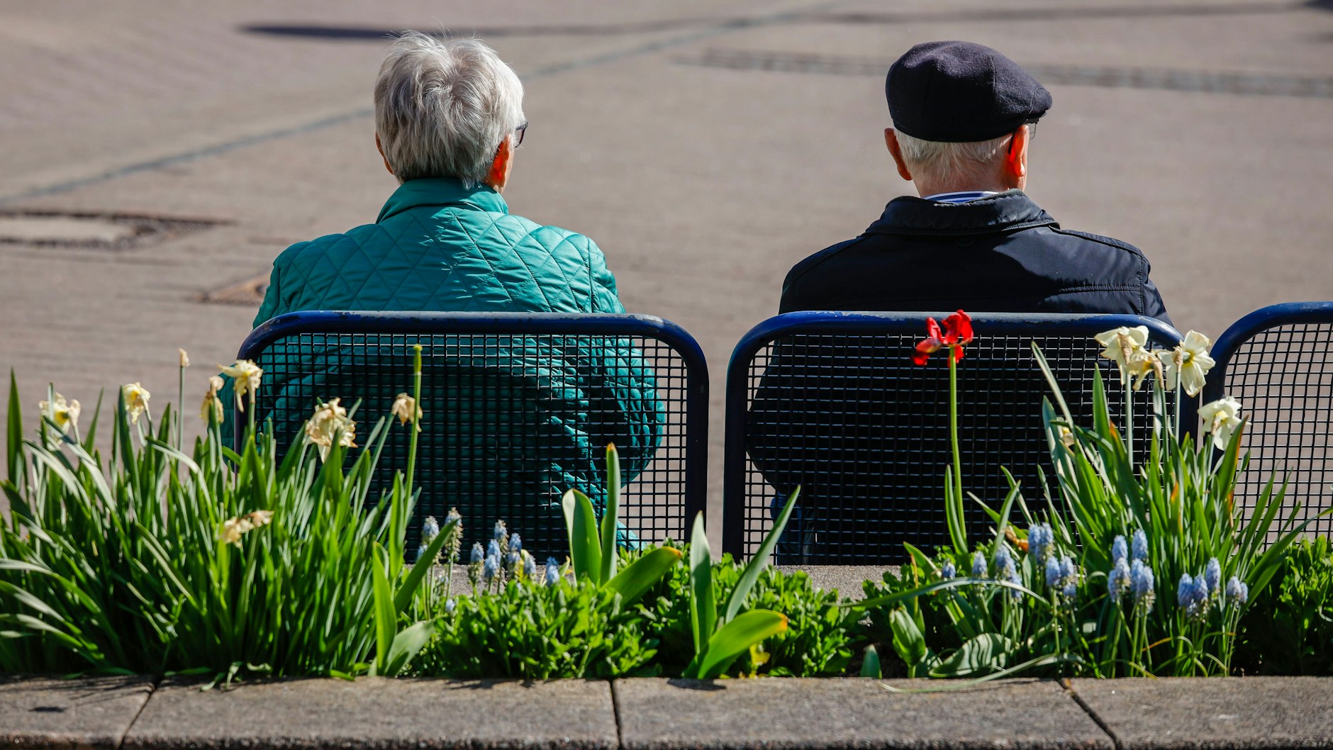 Wer sich für das Alter sicher aufstellen will, sollte bei der Riesterrente genau hinschauen.