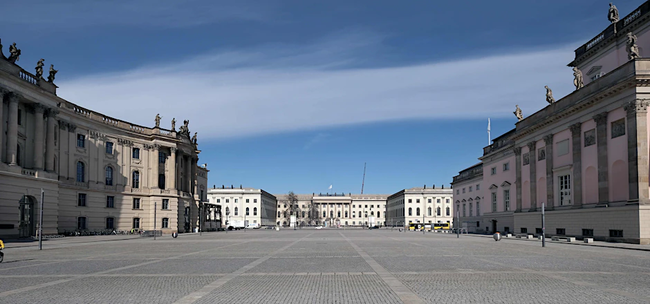 Aussenansicht der Humboldt-Universität - bleibt zu hoffen, dass das Gebäude bald wieder bevölkert ist von Studierenden.&nbsp;<br>