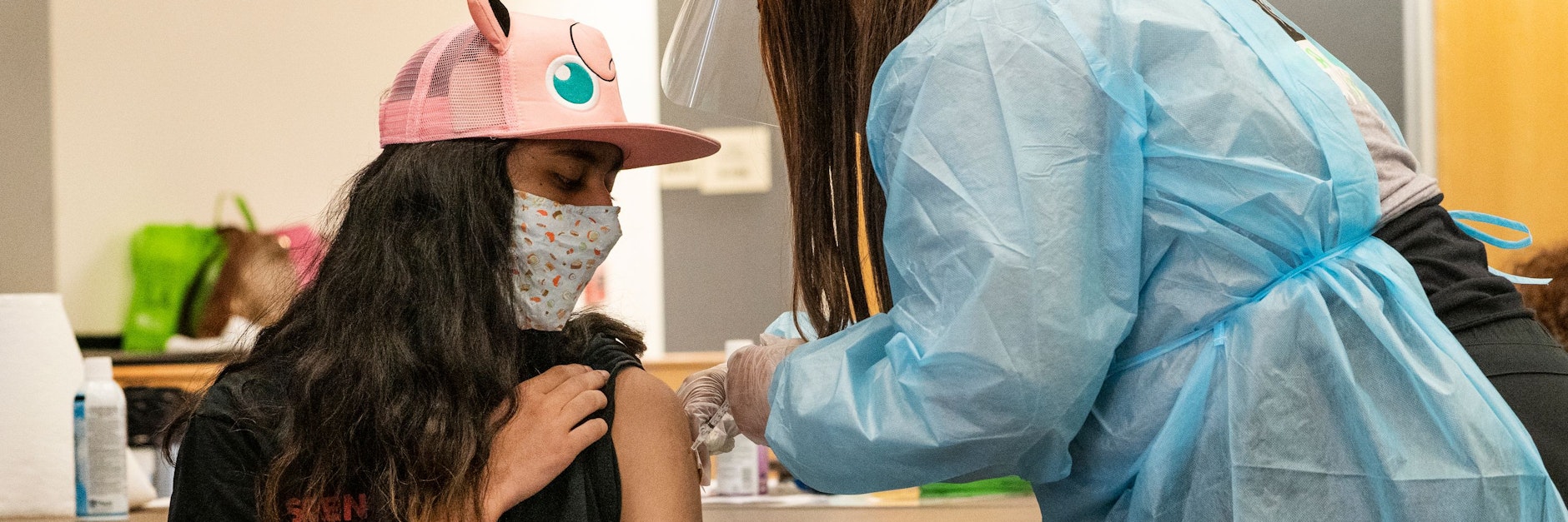 Der 14-jährige Jeff bekommt in Kalifornien den Corona-Piks. In den USA werden Jugendliche unter 16 Jahren bereits geimpft.