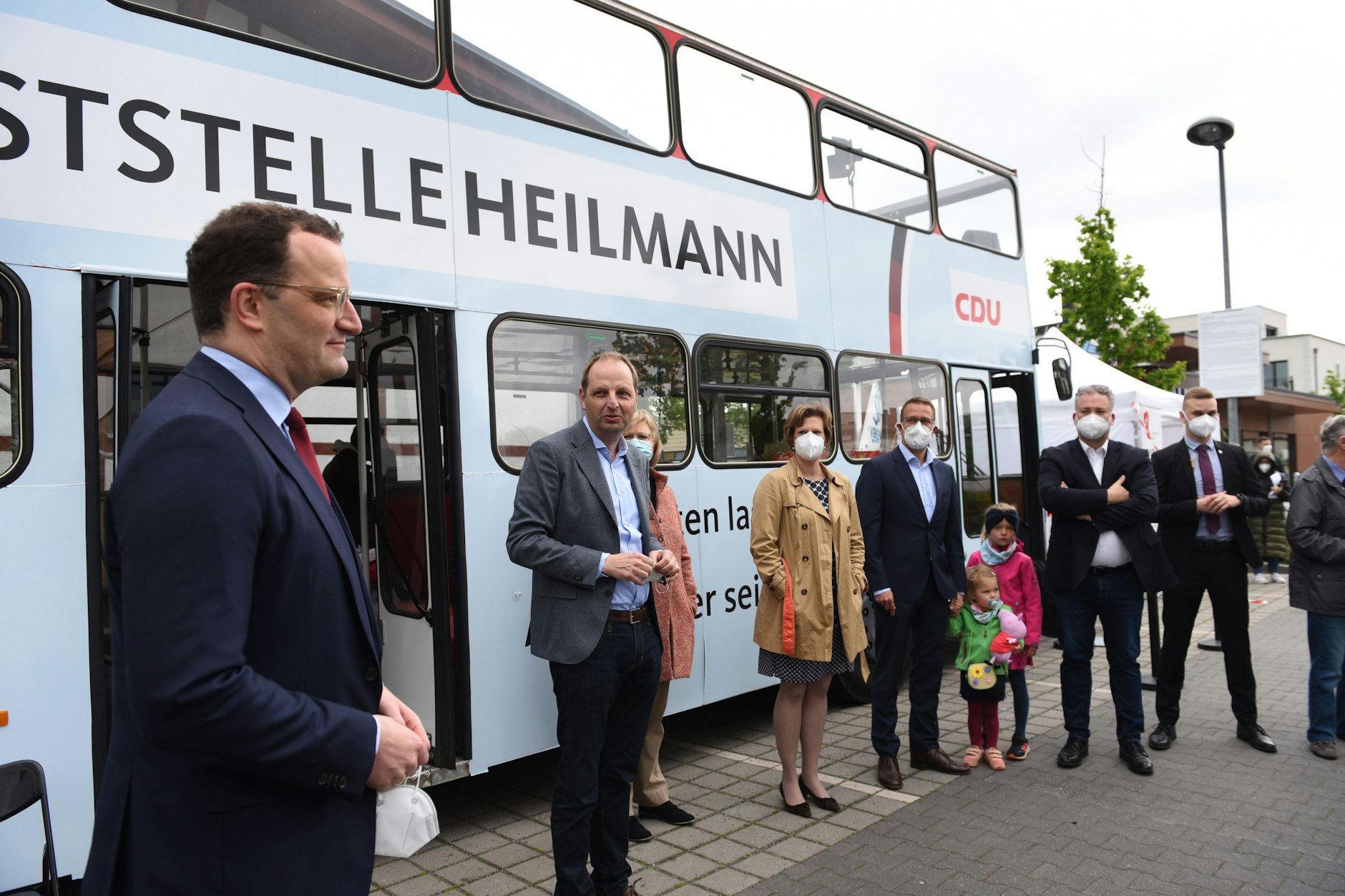 Gesundheitsminister Jens Spahn (l.) am Donnerstagfrüh in Schlachtensee zu Gast beim Wahlkämpfer Thomas Heilmann (2.v.l.) und Vertretern der örtlichen CDU.<br>