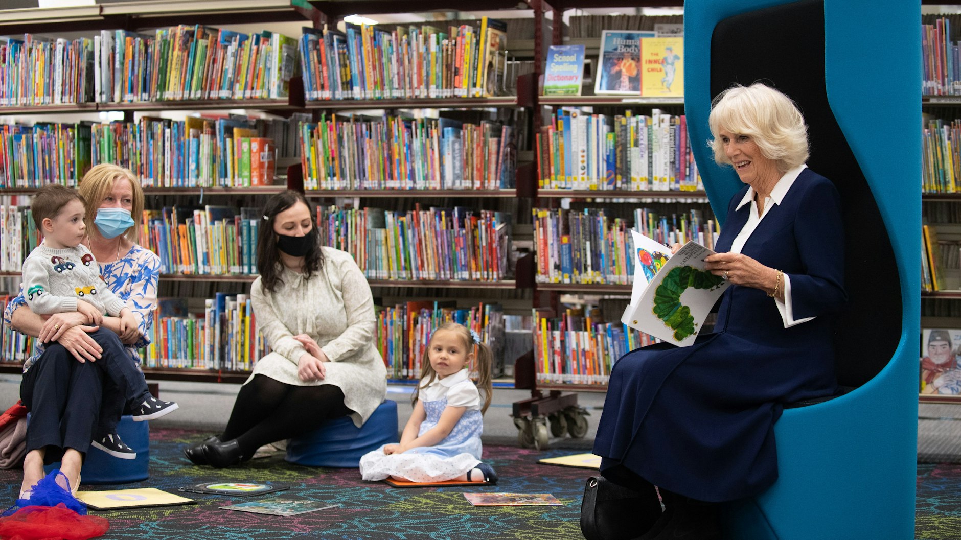Camilla, Herzogin von Cornwall, liest bei ihrem Besuch in der Coventry Central Library einen Auszug aus „Die kleine Raupe Nimmersatt“.