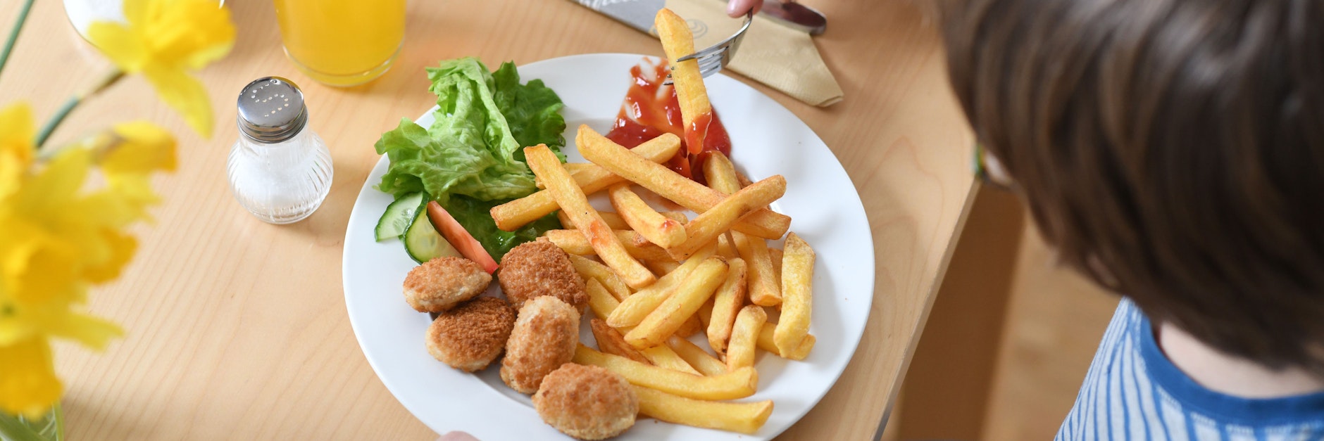 Weniger ist mehr! Junkfood wie Chicken Nuggets mit Pommes und Ketchup sollten Kinder nur gelegentlich essen.&nbsp;
