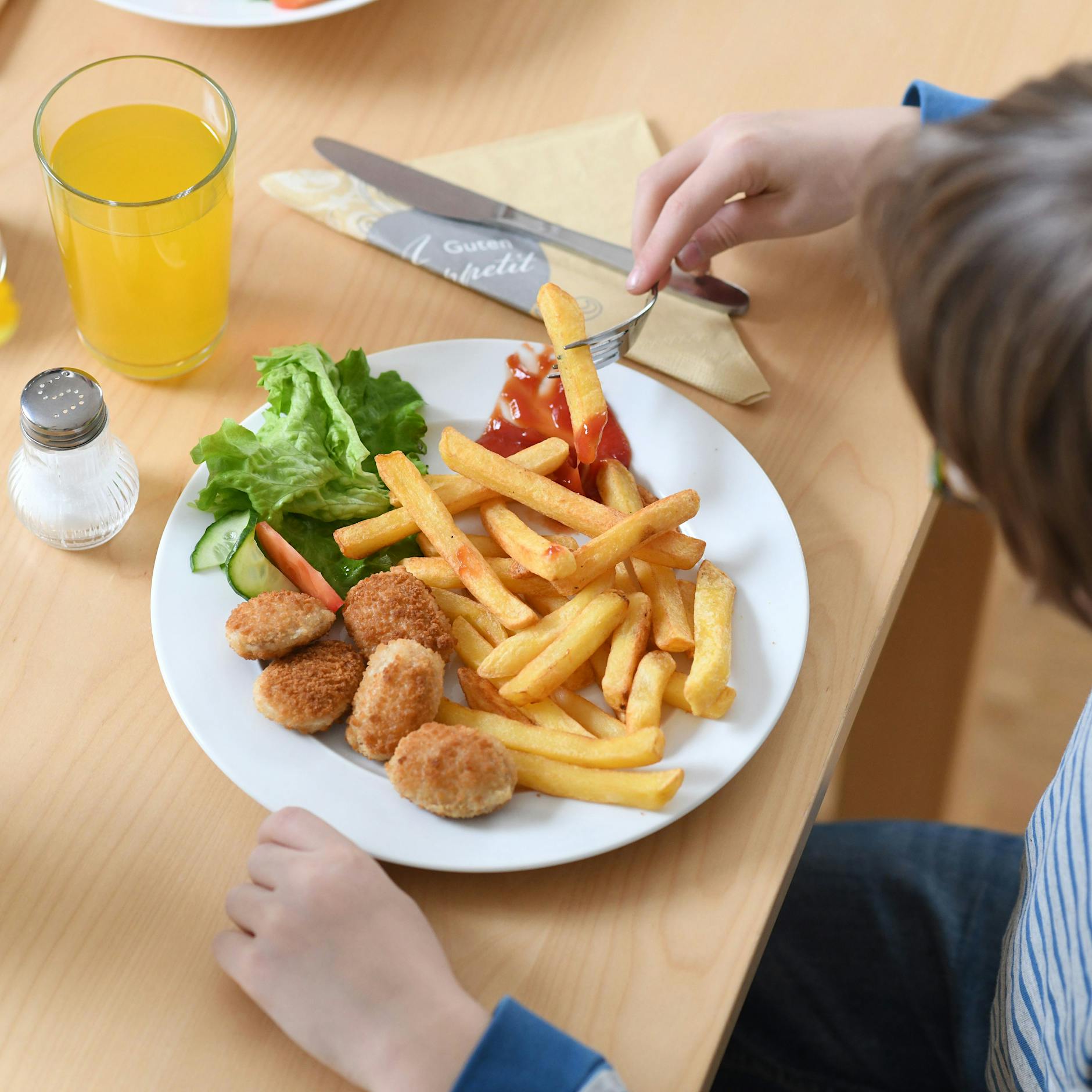 Junkfood für Kinder: Pizza, Burger und Süßes – wie viel ist zu viel?