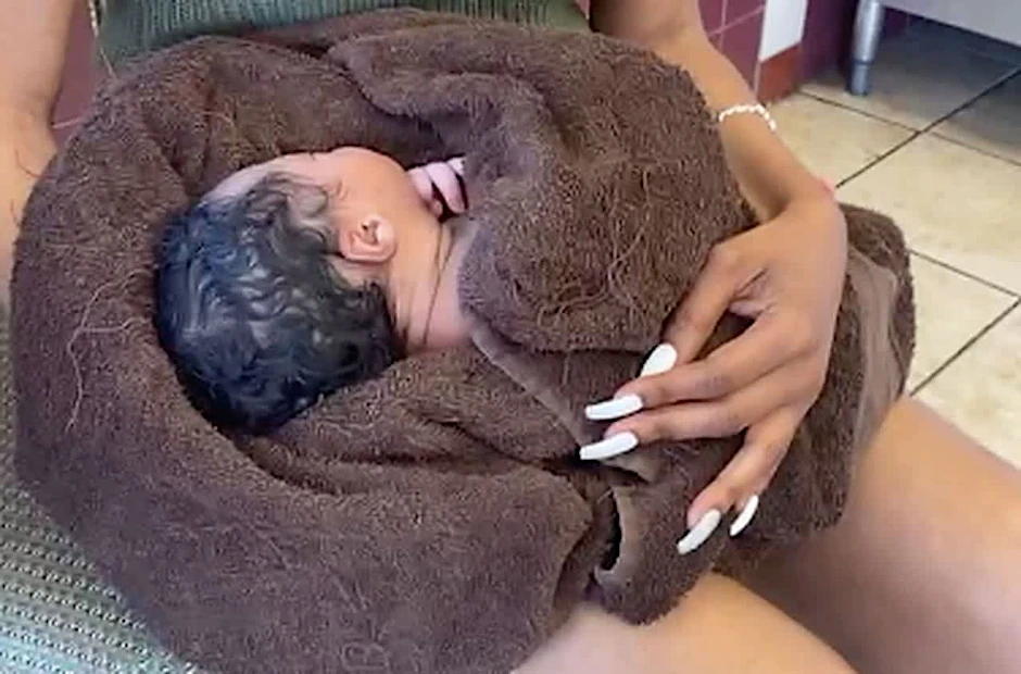 Statt Essen bekam Alease Scott etwas an den Tisch gebracht, dass es nicht auf der Karte gab: Ein neugeborenes Baby.
