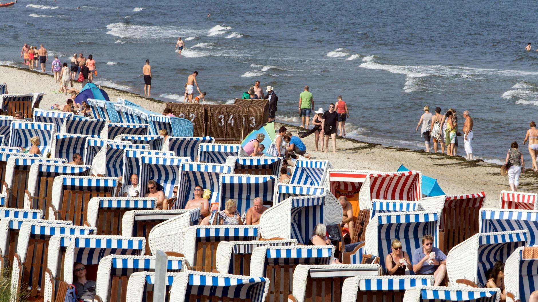 Der Strand in Binz auf der Insel Rügen dürfte auch in diesem Jahr wieder voll werden. Bei aktuell sinkenden Fallzahlen winkt in diesem Sommer 2021 wieder ein fast normaler Ostsee-Urlaub – trotz Corona-Pandemie (Archivbild).