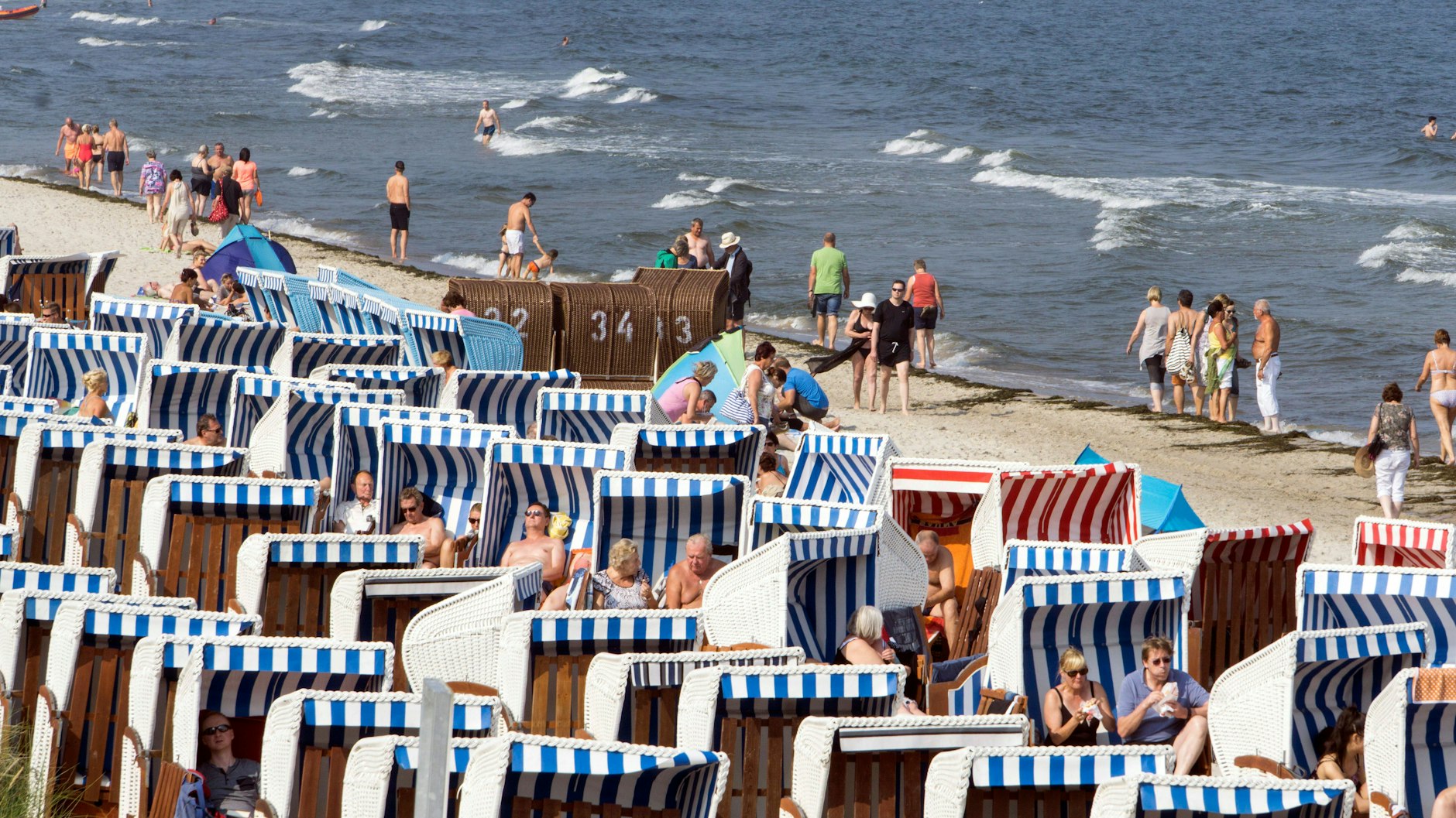 Der Strand in Binz auf der Insel Rügen dürfte auch in diesem Jahr wieder voll werden. Bei aktuell sinkenden Fallzahlen winkt in diesem Sommer 2021 wieder ein fast normaler Ostsee-Urlaub – trotz Corona-Pandemie (Archivbild).