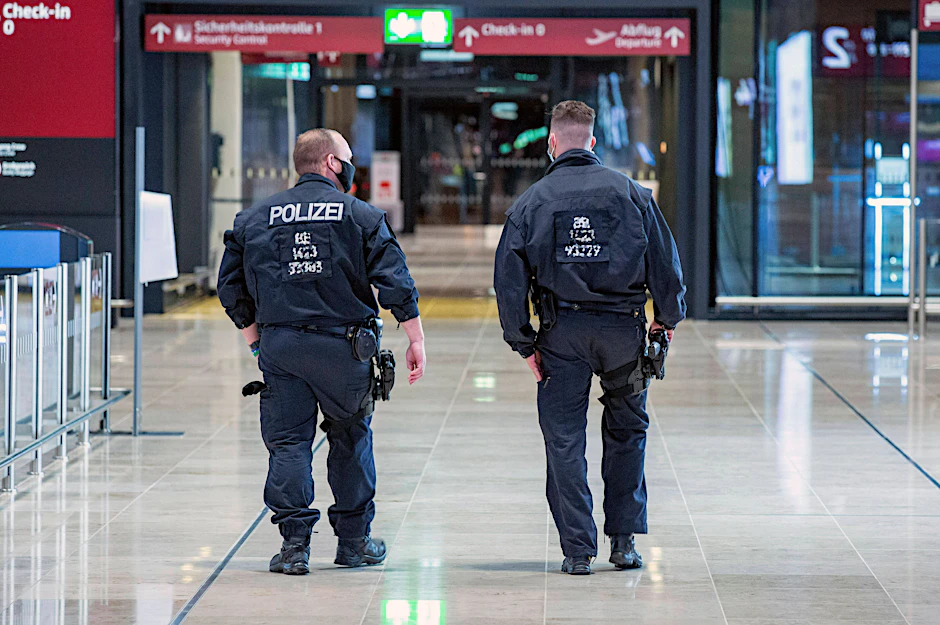 Polizisten laufen Streife im Terminal 1 des Flughafens Berlin-Brandenburg (BER). Am Mittwoch mussten sie sich um einen betrunkenen Passagier in einem Flugzeug aus Moskau kümmern (Symbolbild).