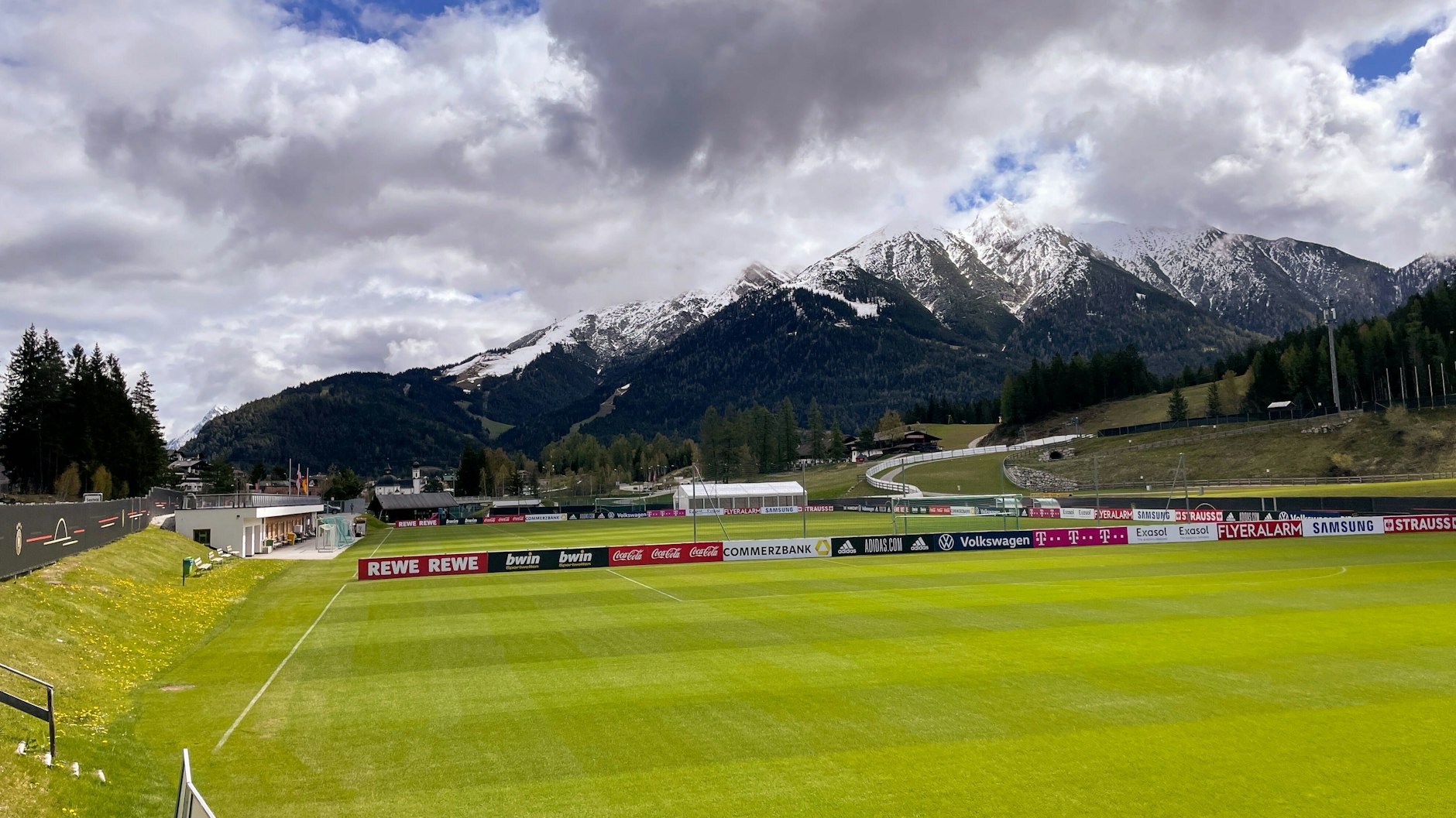 Vor der malerischen Alpenkulisse in Seefeld wird sich die deutsche Nationalmannschaft auf die Europameisterschaft vorbereiten.