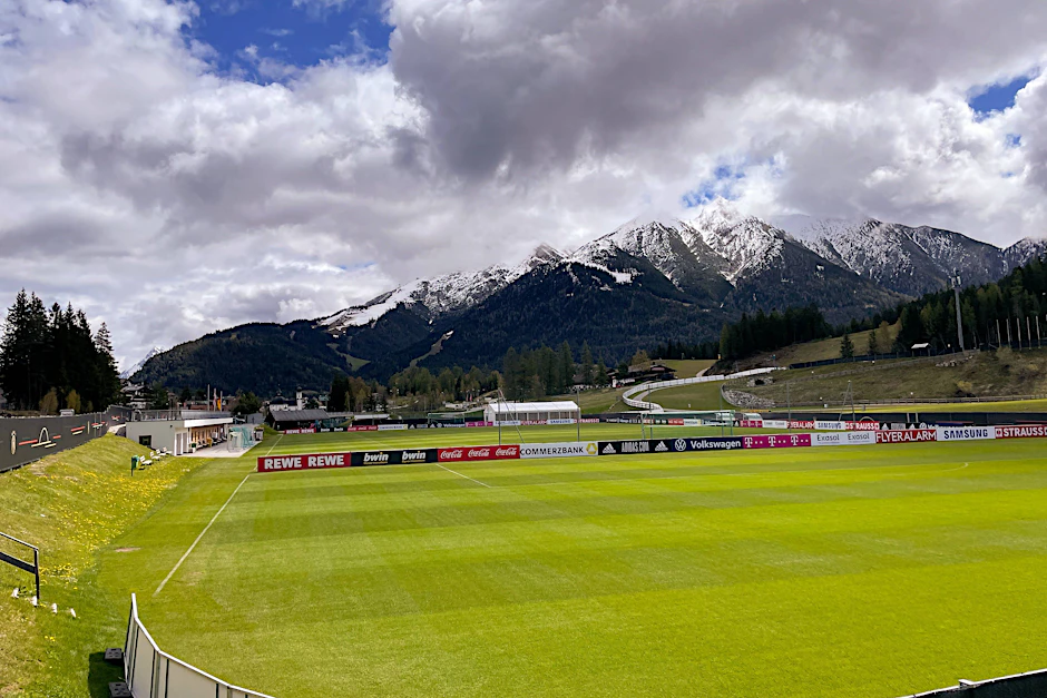 Vor der malerischen Alpenkulisse in Seefeld wird sich die deutsche Nationalmannschaft auf die Europameisterschaft vorbereiten.