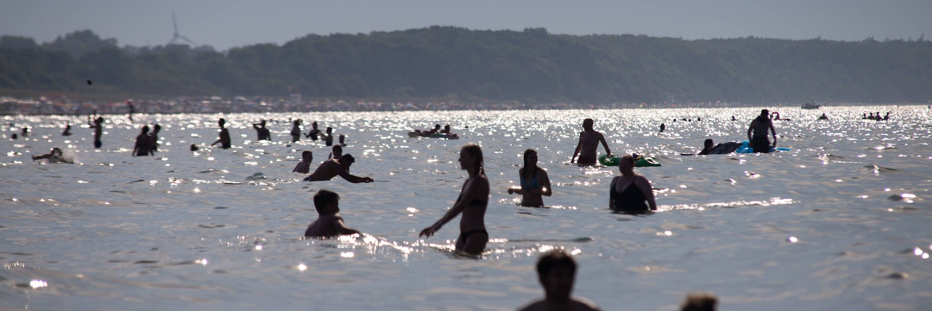 Sogar Urlaub an der Ostsee ist jetzt wieder drin, allerdings werden sich bei aktuellen Wassertemperaturen um die 11 Grad nur die Mutigsten ins kühle Nass stürzen.