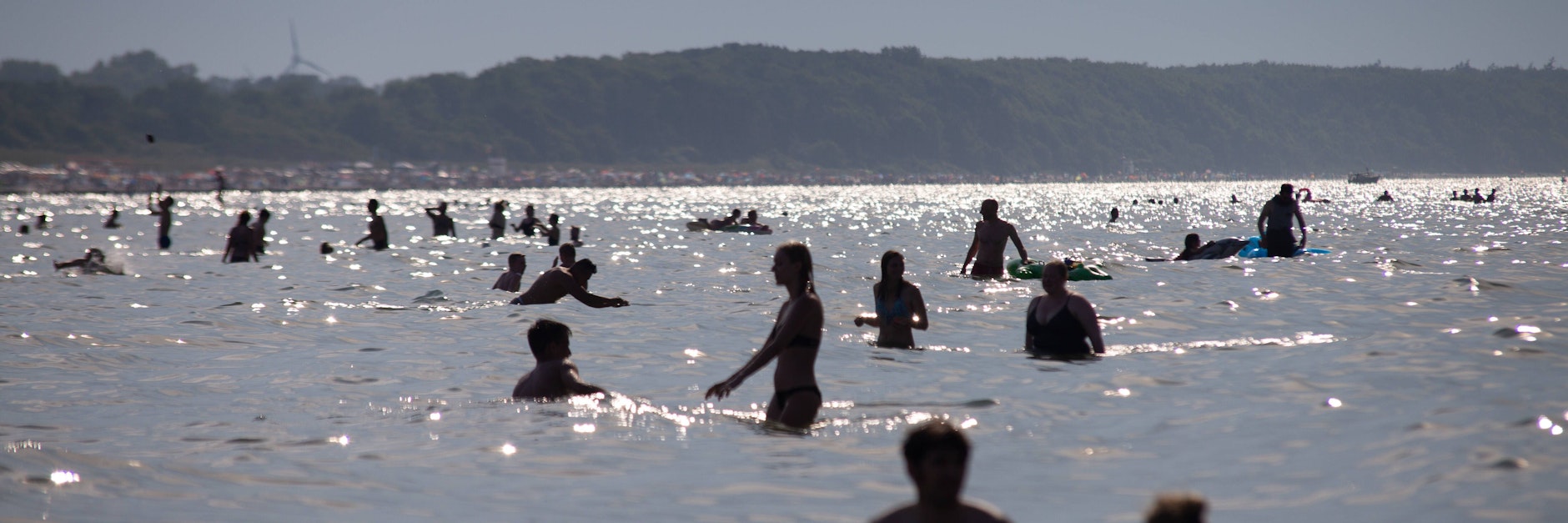 Sogar Urlaub an der Ostsee ist jetzt wieder drin, allerdings werden sich bei aktuellen Wassertemperaturen um die 11 Grad nur die Mutigsten ins kühle Nass stürzen.