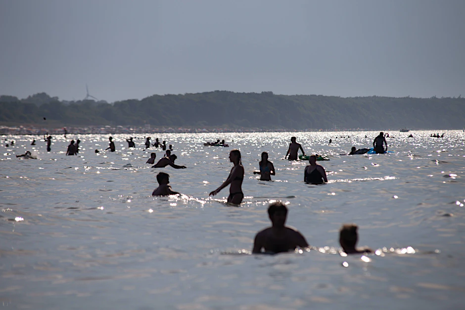 Sogar Urlaub an der Ostsee ist jetzt wieder drin, allerdings werden sich bei aktuellen Wassertemperaturen um die 11 Grad nur die Mutigsten ins kühle Nass stürzen.