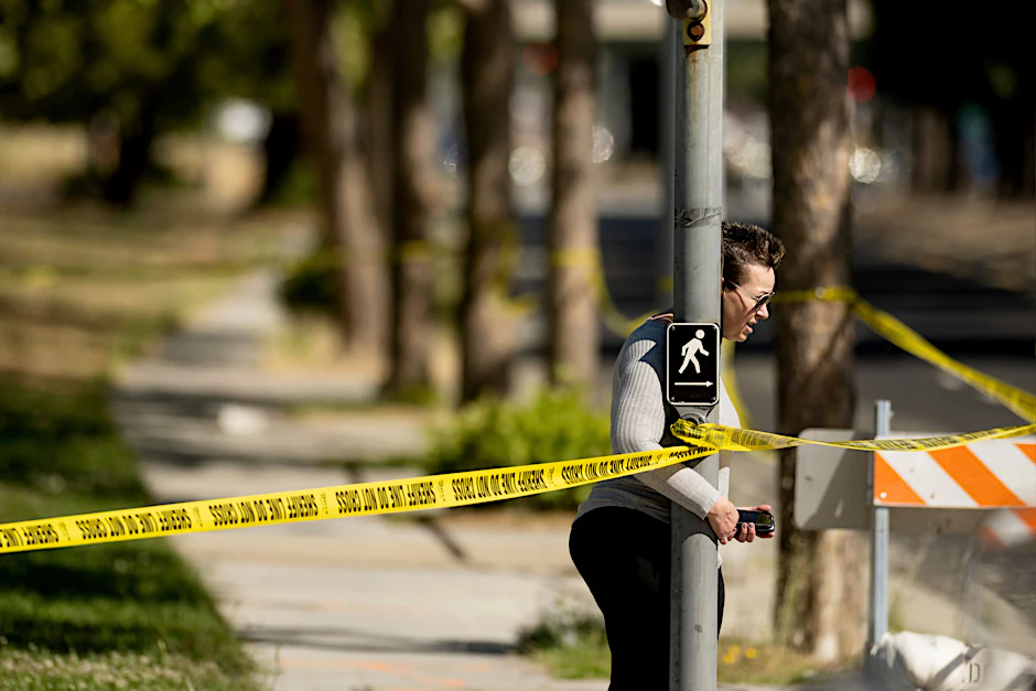 Eine Frau verlässt den Tatort der Schießerei in einer Anlage der Santa Clara Valley Transportation Authority (VTA). Ein Schütze hat an einem Zugdepot in der kalifornischen Stadt San Jose das Feuer eröffnet und mehrere Menschen getötet oder verletzt.&nbsp;