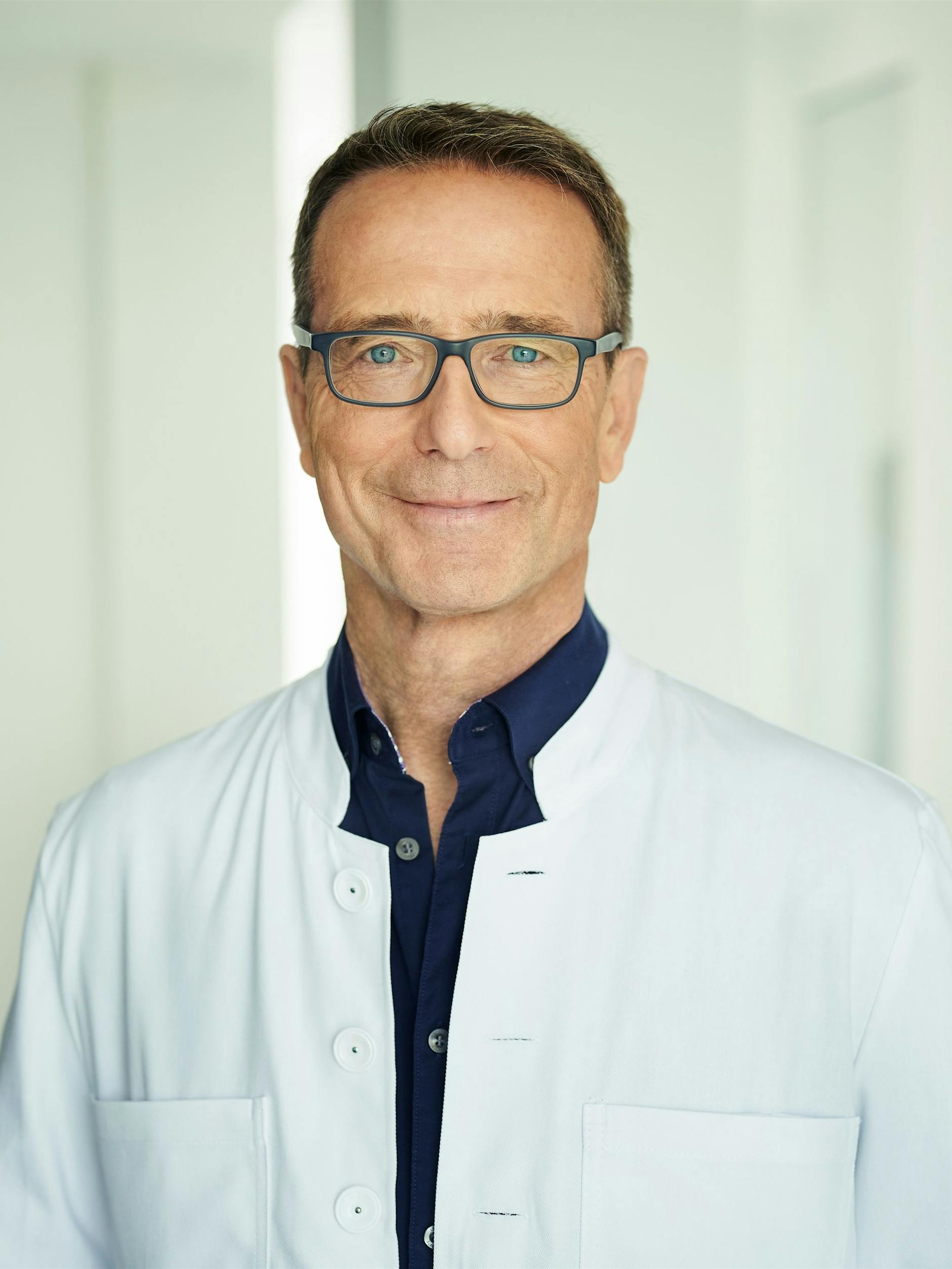 Matthias Riedl ist Facharzt für Innere Medizin und Diabetologe. Er ist Pressesprecher des Bundesverbandes Deutscher Ernährungsmediziner (BDEM).