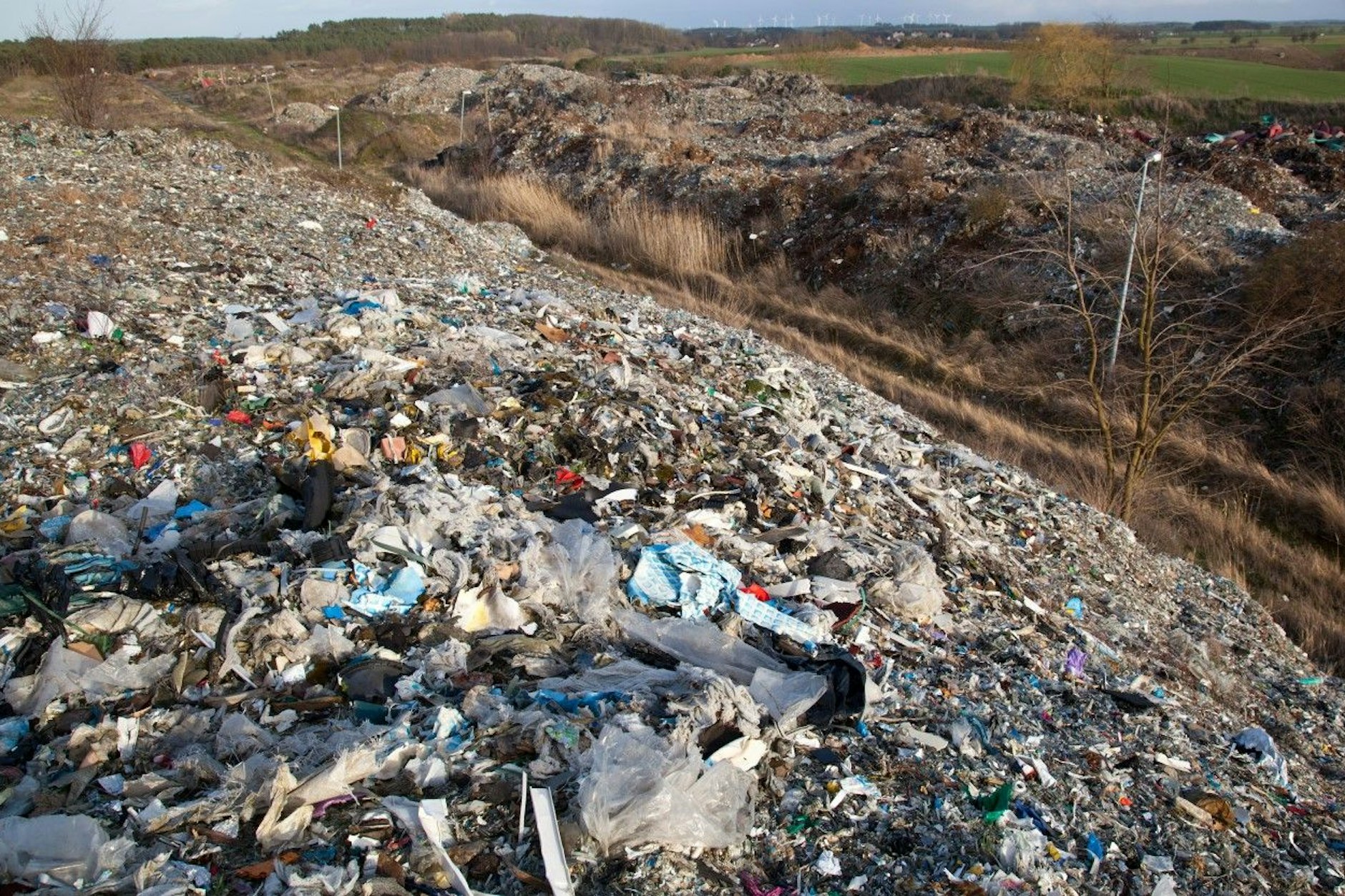 Müll, wohin das Auge reicht. Auch in der Nähe von Berlin wird der Abfall gehortet.