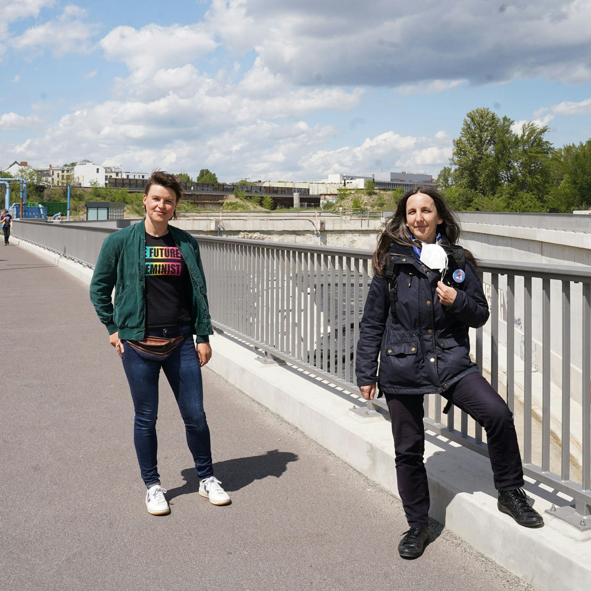 Blockaden sollen das „Irrsinnsprojekt“ A100 stoppen. Lara Eckstein und Brit Beneke auf der Mathilde-Rathenau-Brücke in Treptow.
