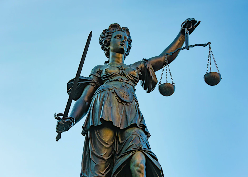 Justitia mit Waage und Schwert.