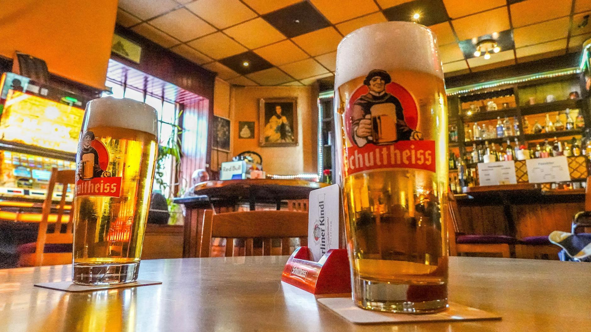 Zwei frischgezapfte Bier in der Kneipe „Zum Magendoktor“ in Berlin-Wedding. Die Innengastronomie könnte vielleicht schon vor dem 18. Juni öffnen.