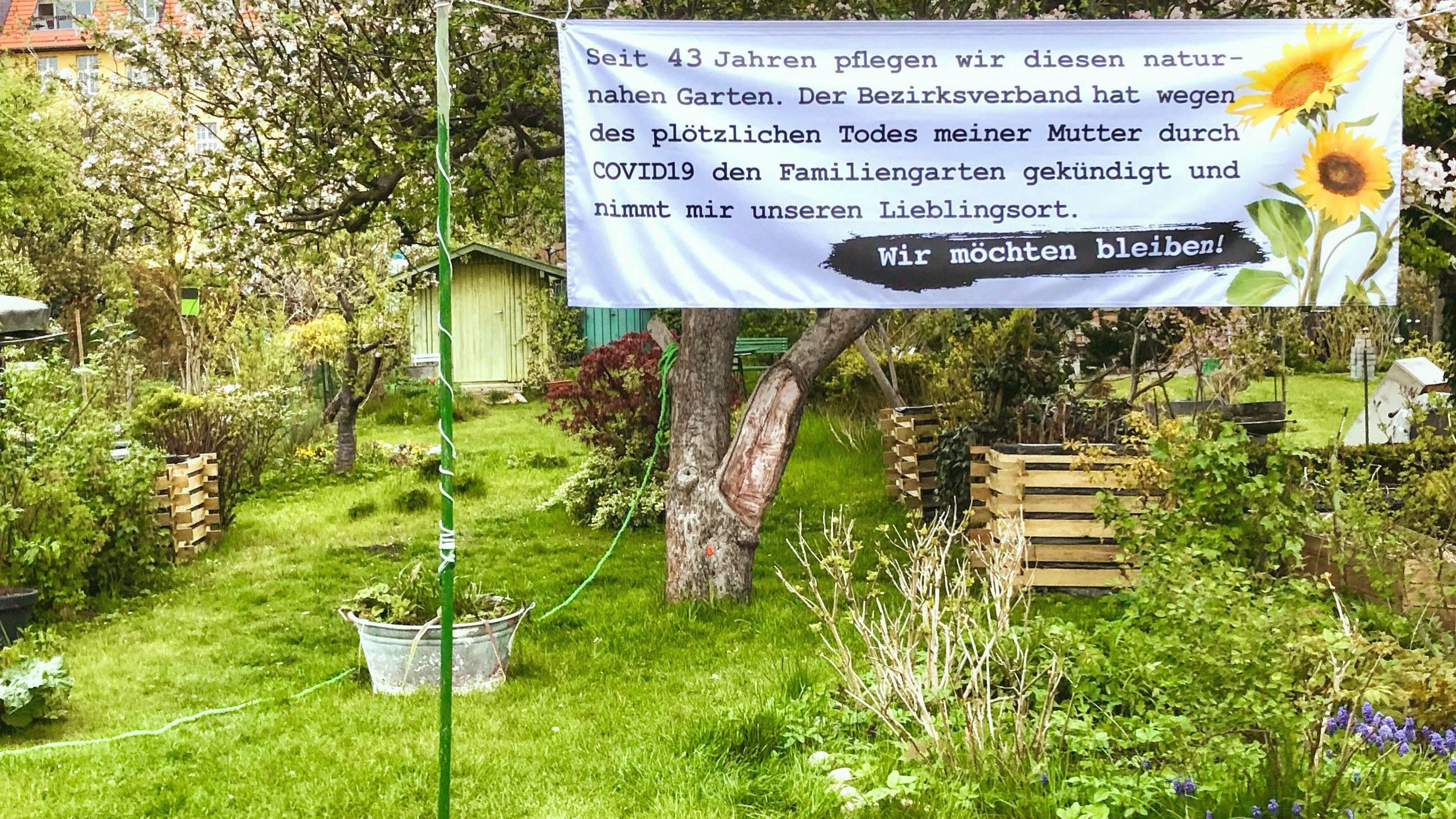 Das Plakat im Garten von Lara S. verstorbener Mutter sorgt für neuen Ärger.&nbsp;