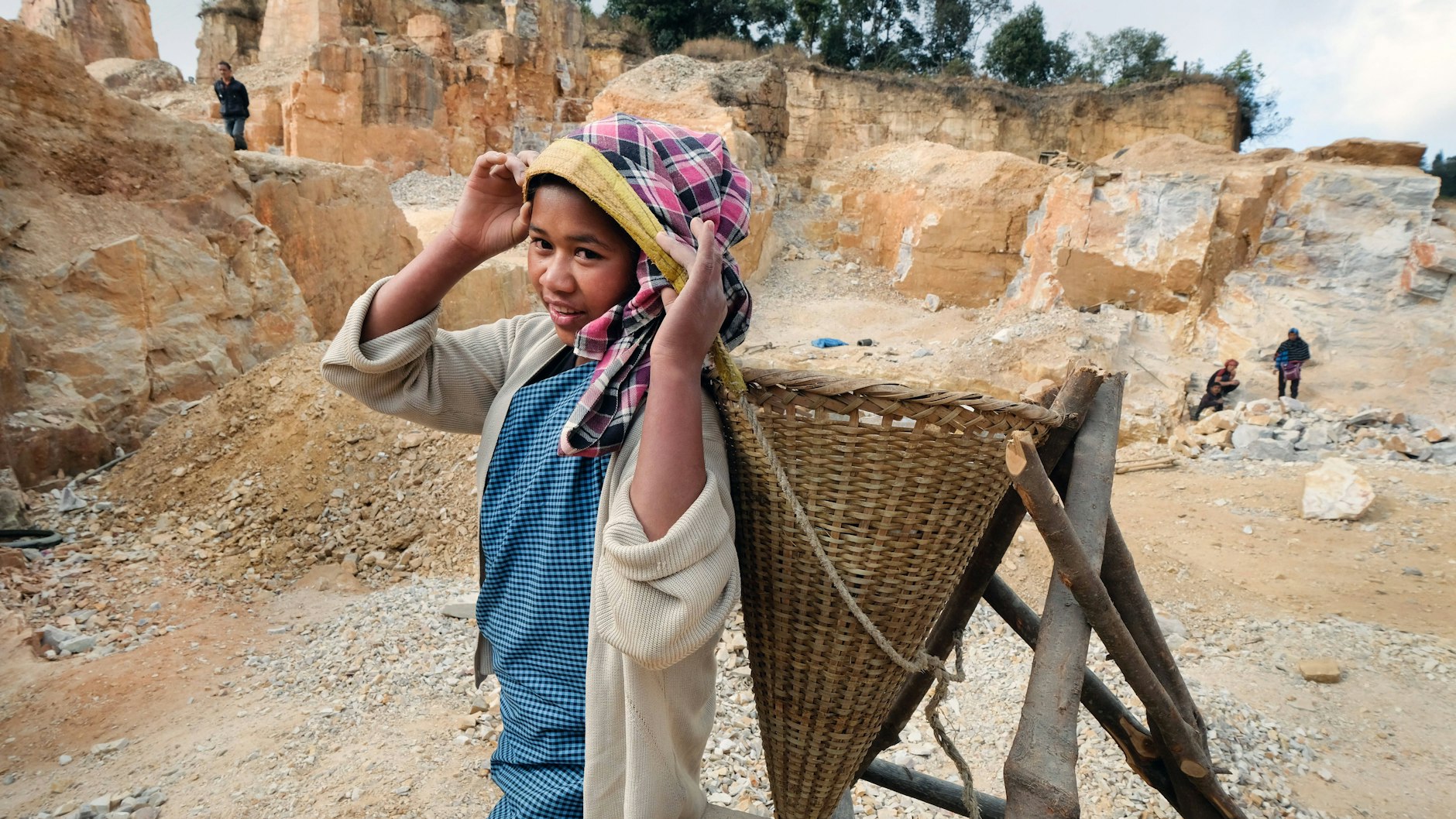 Ein Mädchen arbeitet in einem Steinbruch in den Khasi-Hills, Bundesstaat Meghalaya, Indien.