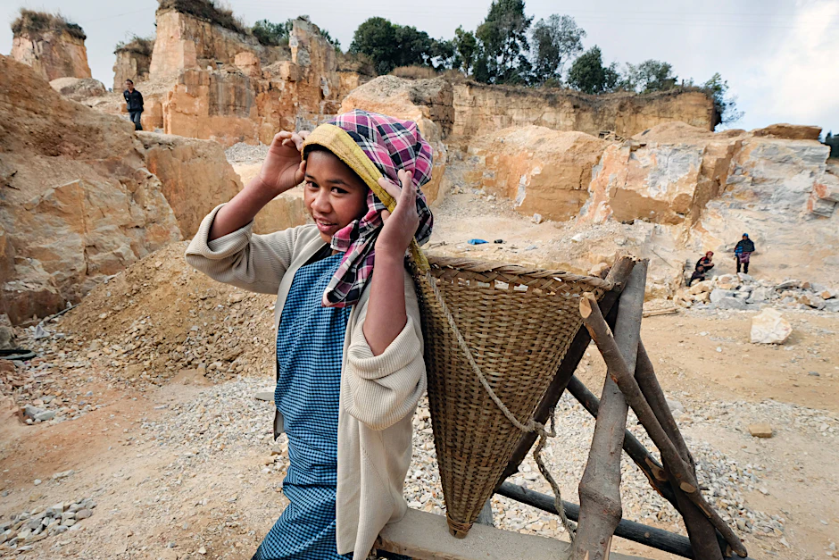 Ein Mädchen arbeitet in einem Steinbruch in den Khasi-Hills, Bundesstaat Meghalaya, Indien.