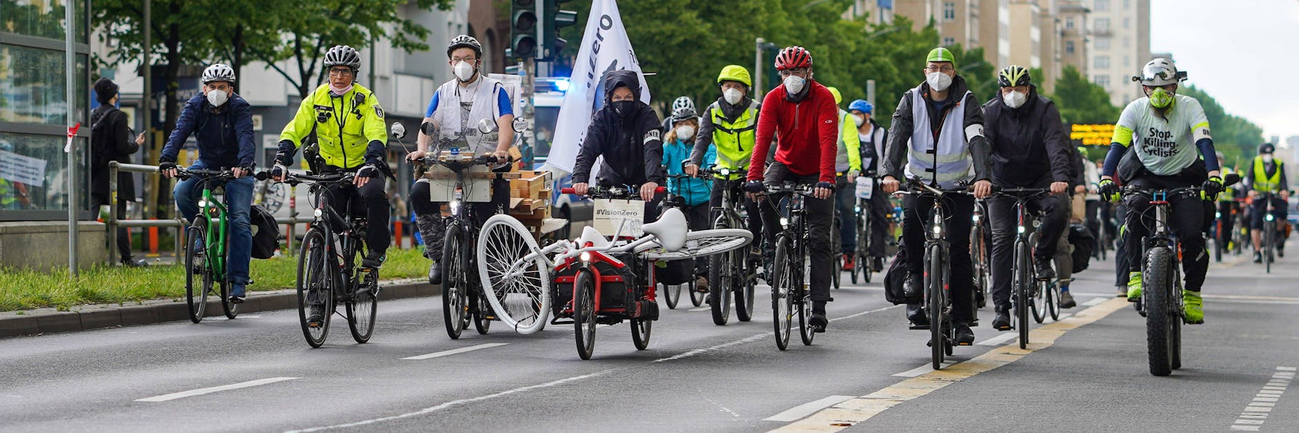 Mit dem Fahrrad zur Mahnwache im Gedenken an die am Donnerstag tödlich verunglückte Radfahrerin (37) an der Frankfurter Allee in Berlin-Friedrichshain. 