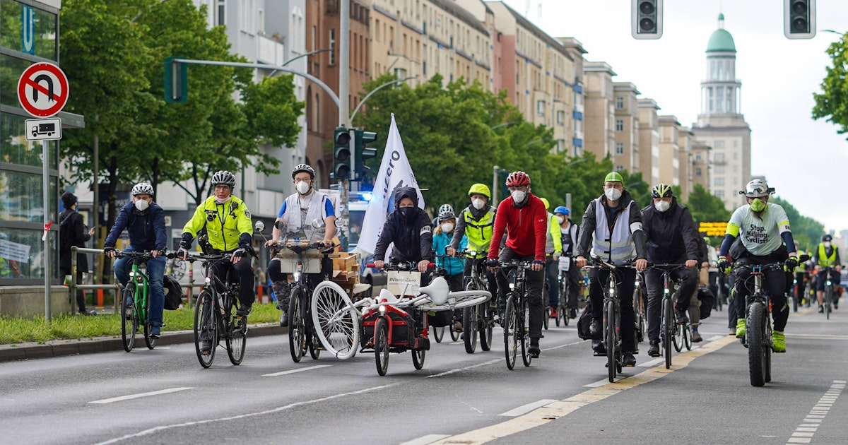 Mahnwache für getötete Fahrradfahrerin auf der Frankfurter
