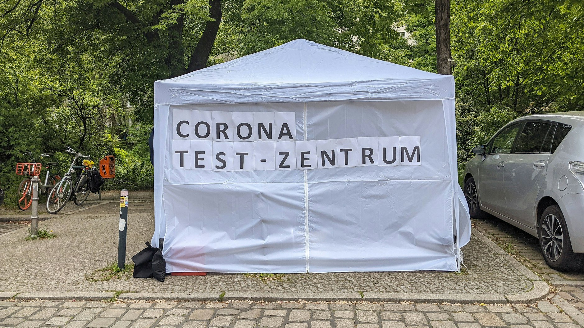 Eines von vielen Testzentren in Berlin. Innerhalb kürzester Zeit schossen davon Hunderte aus dem Boden. Denn nahezu jeder kann sich dafür anmelden und das große Geld auf Kosten der Steuerzahler machen.