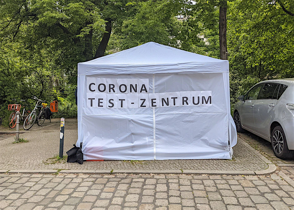 Eines von vielen Testzentren in Berlin. Innerhalb kürzester Zeit schossen davon Hunderte aus dem Boden. Denn nahezu jeder kann sich dafür anmelden und das große Geld auf Kosten der Steuerzahler machen.