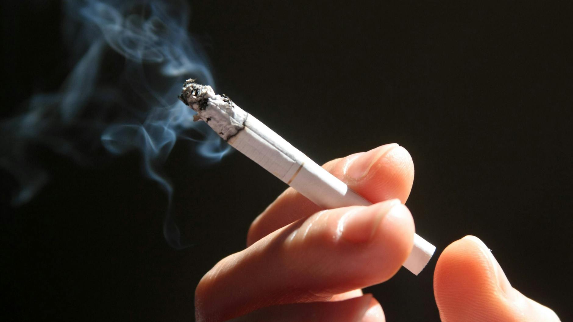 In Deutschland gibt es rund 17 Millionen Raucher. Zum Weltnichtrauchertag weist die WHO darauf hin: Das Risiko, einen schweren Covid-Verlauf zu bekommen, ist für Raucher deutlich höher (Symbolbild).