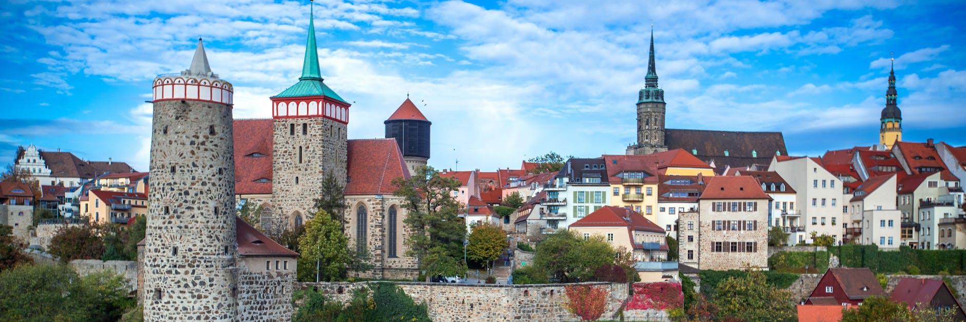 Ein Blick auf die Altstadt mit der Alten Wasserkunst (unten) und der Michaeliskirche in Bautzen. In der Oberlausitz in Sachsen sind die Menschen nach Angaben von Soziologen sehr heimatverbunden.