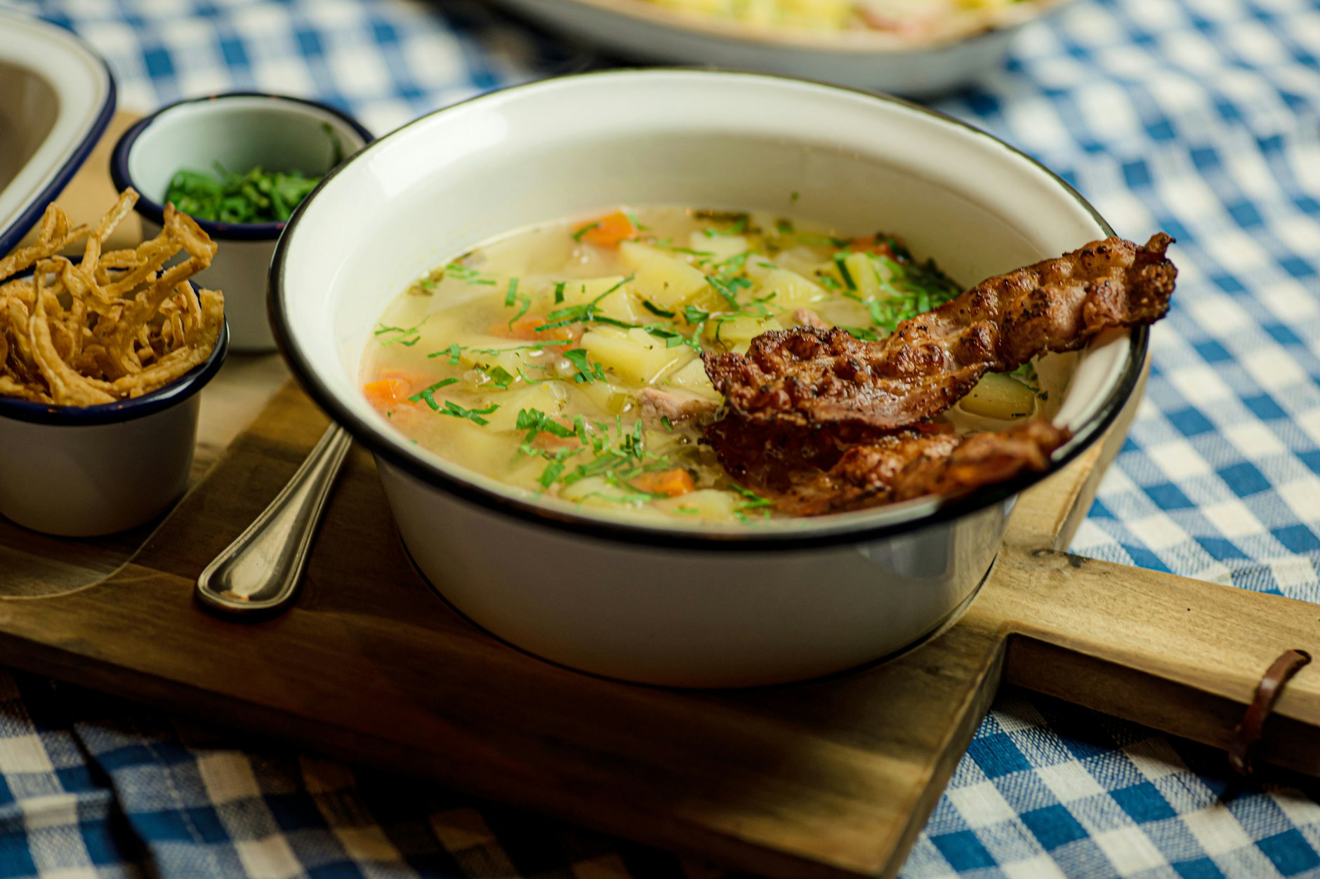 Biergarten für alle! Ein Blick auf ein Gericht im Berliner Restaurant&nbsp;„Jäger &amp; Lustig“.