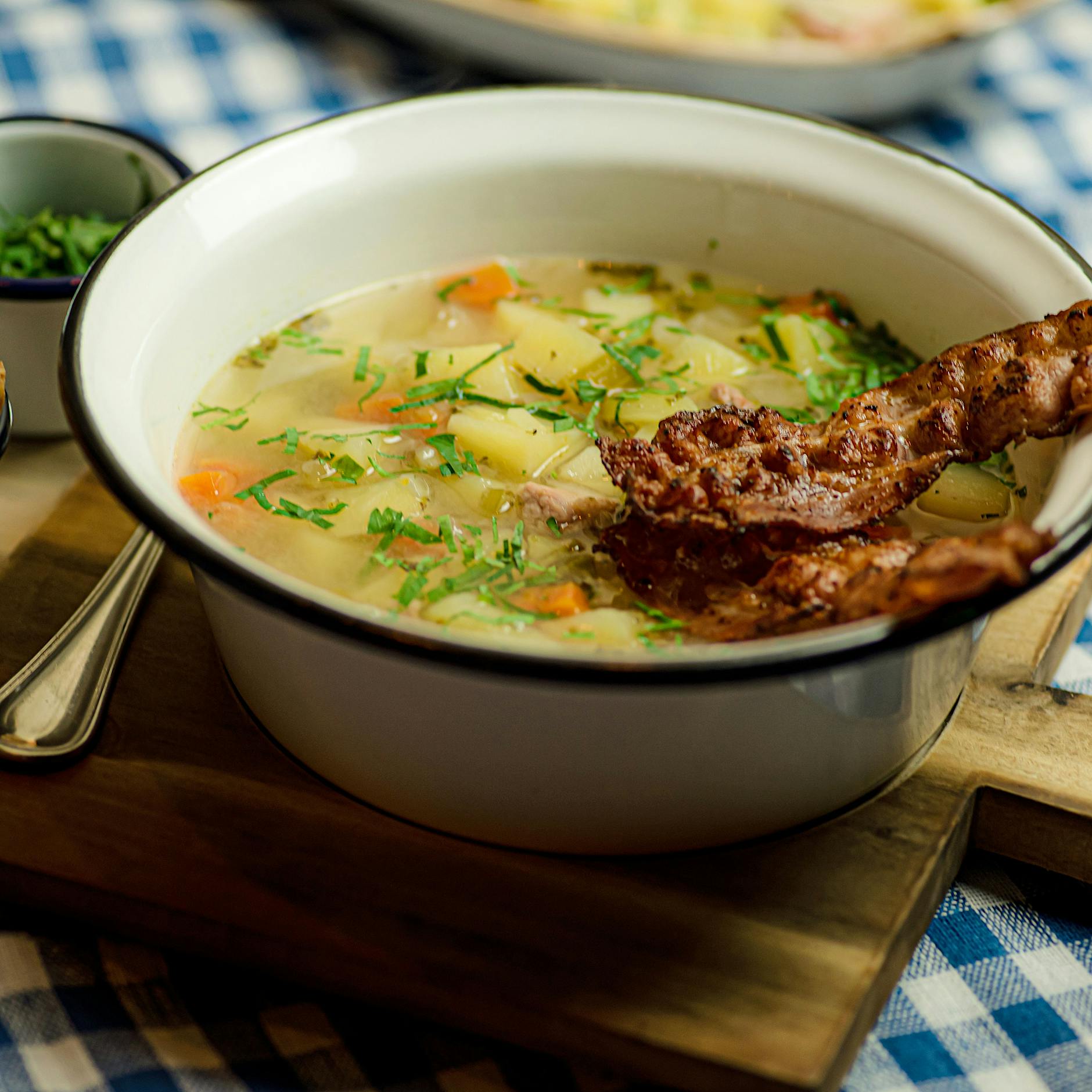 Ein Besuch im Biergarten „Jäger & Lustig“: Hackepeter für alle!