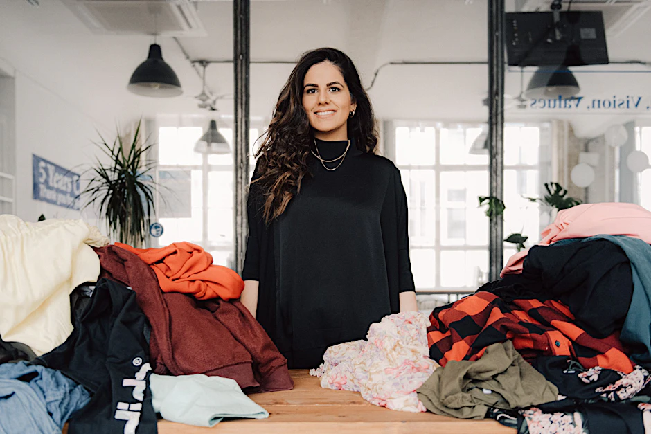 Chemieingenieurin Alina Bassi hat eine nachhaltige Alternative zu Kunststoff entwickelt – aus Textilabfällen.&nbsp;
