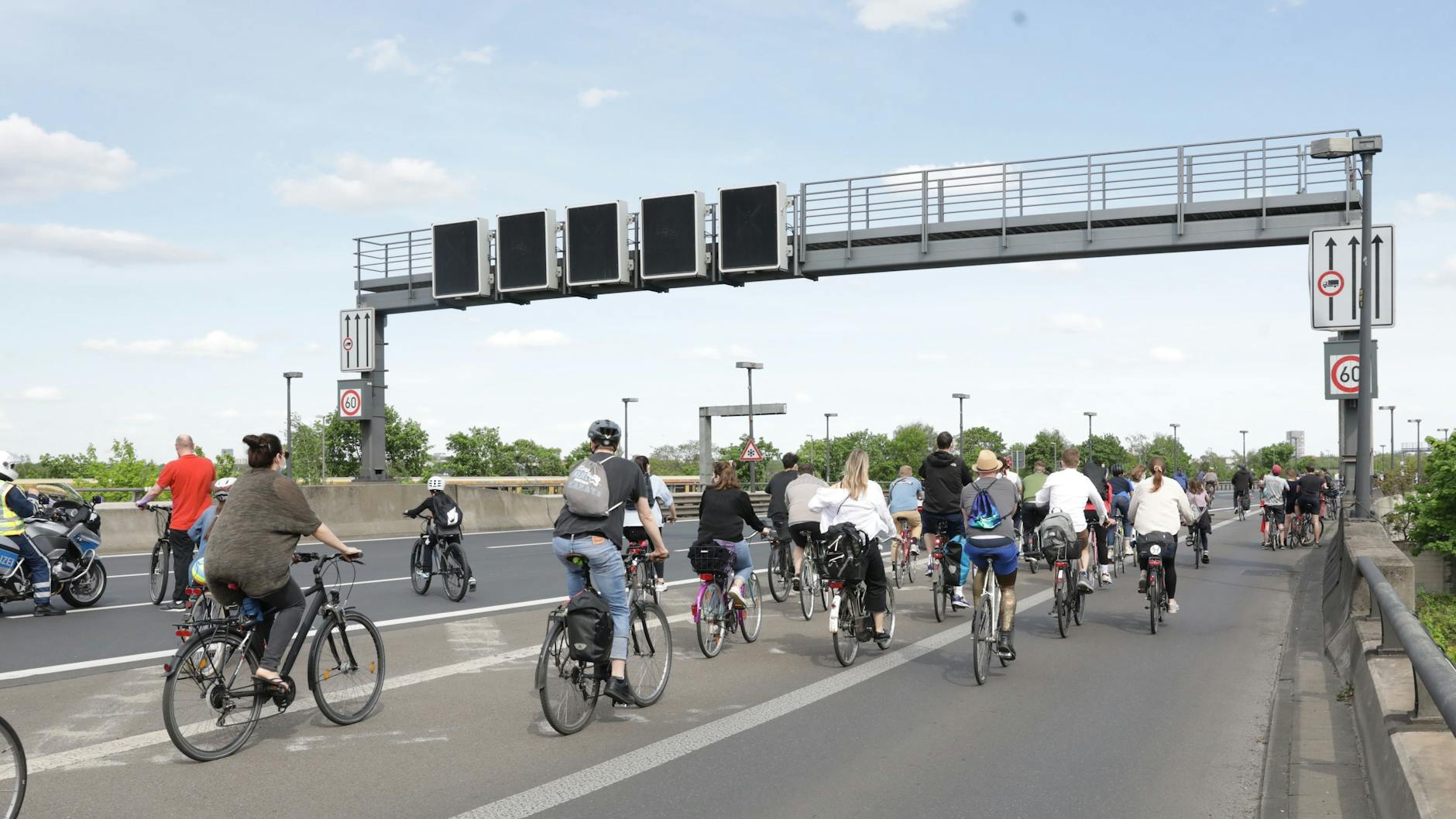 „20 Minuten Freiheit“: Neuerdings führen immer wieder Fahrrad-Demonstrationen über die A100. Am Pfingstmontag waren mehr als 7.000 Radfahrer auf einem abgesperrten Teilstück unterwegs.