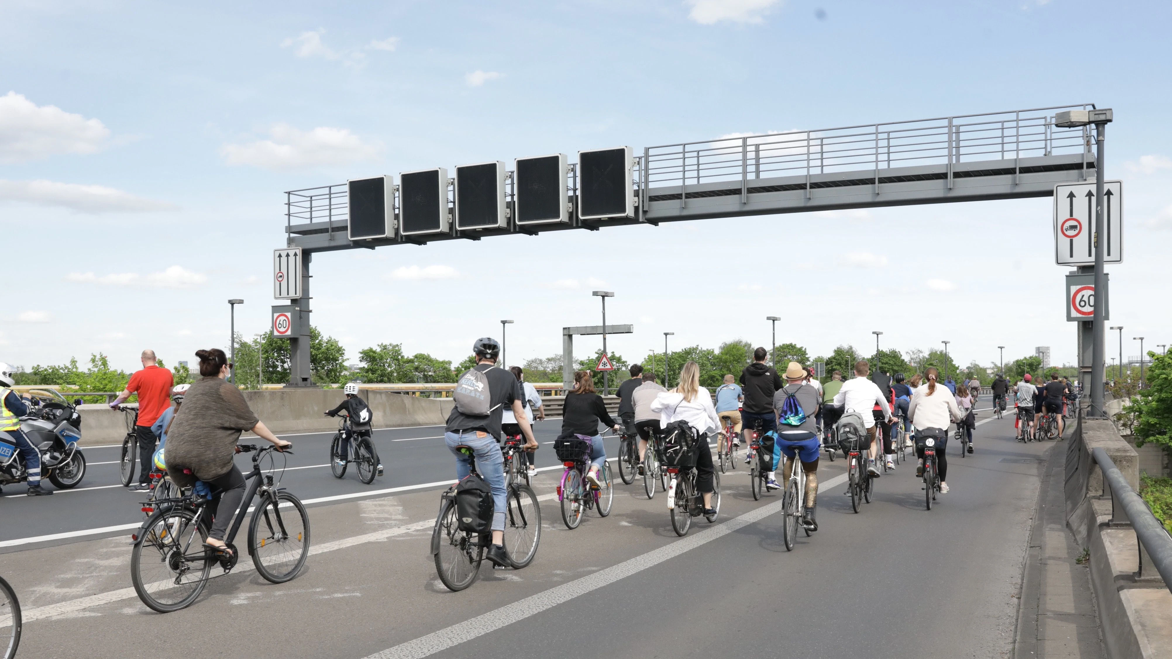 „20 Minuten Freiheit“: Neuerdings führen immer wieder Fahrrad-Demonstrationen über die A100. Am Pfingstmontag waren mehr als 7.000 Radfahrer auf einem abgesperrten Teilstück unterwegs.