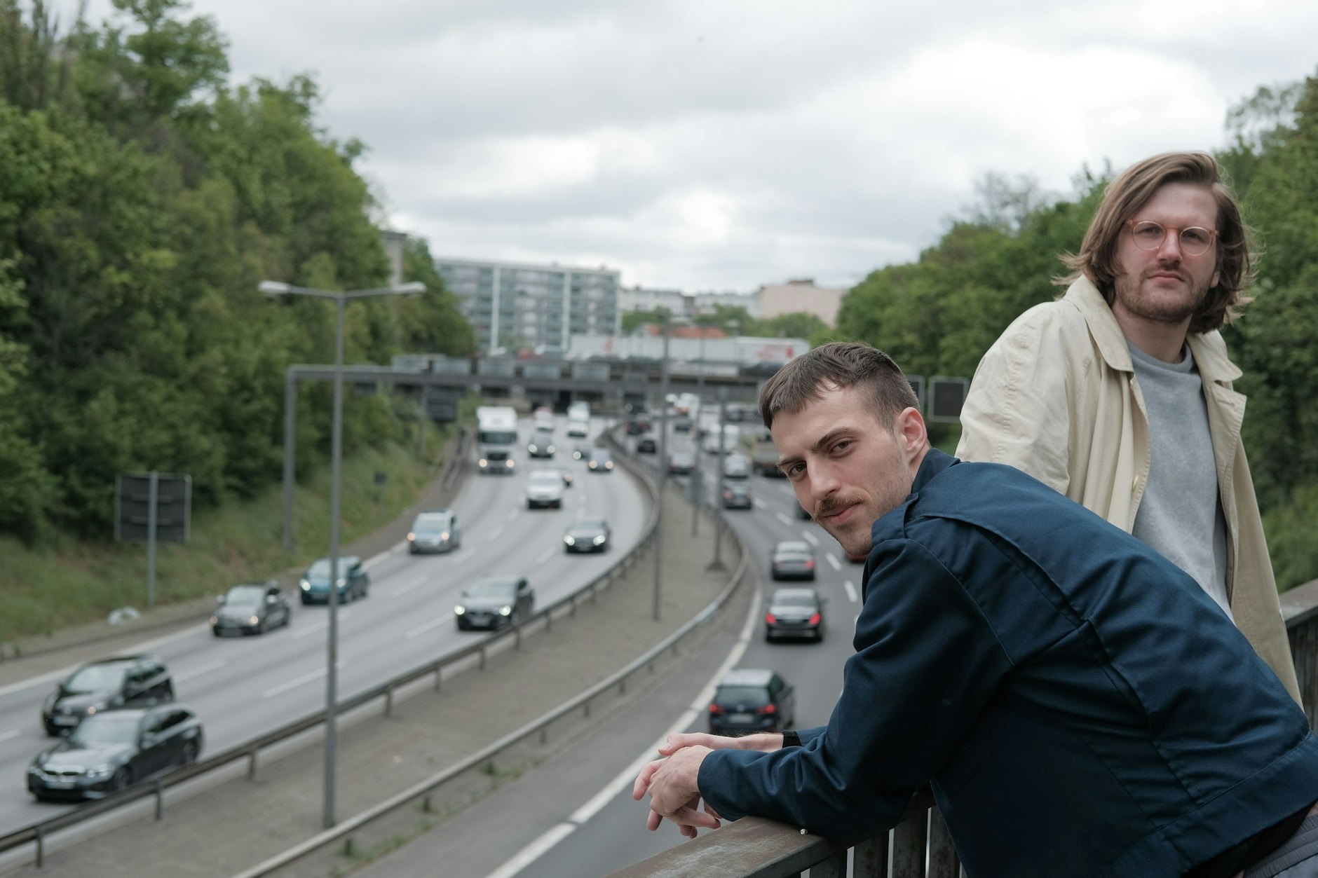 Ein städtischer Raum, der Qualitäten hat. Tobias Michnik (l.) und Leander Nowack haben ein Buch über die A100 geschrieben - genauer gesagt über die früheren Bushaltestellen an der Autobahn.