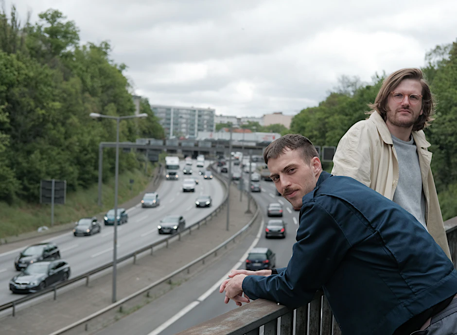Ein städtischer Raum, der Qualitäten hat. Tobias Michnik (l.) und Leander Nowack haben ein Buch über die A100 geschrieben - genauer gesagt über die früheren Bushaltestellen an der Autobahn.