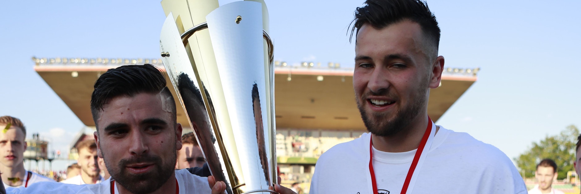 BFC-Pokalhelden:&nbsp;David Haider Al-Azzawe (l.) und Rufat Dadashov wissen, wie sich Cupsieger fühlen.