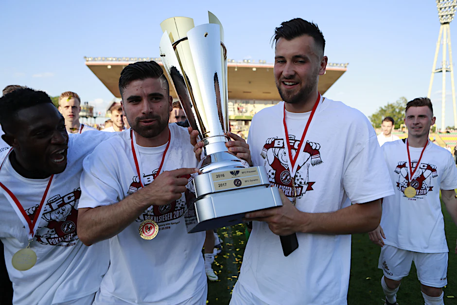 BFC-Pokalhelden:&nbsp;David Haider Al-Azzawe (l.) und Rufat Dadashov wissen, wie sich Cupsieger fühlen.