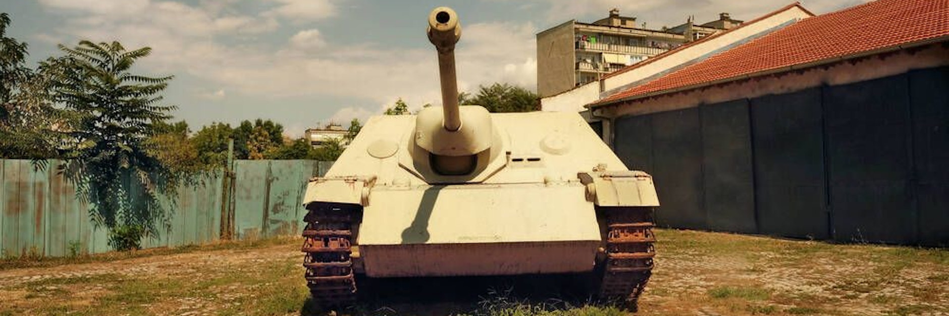 So einen Wehrmachtspanzer fanden Ermittler in einem Keller einer Villa.